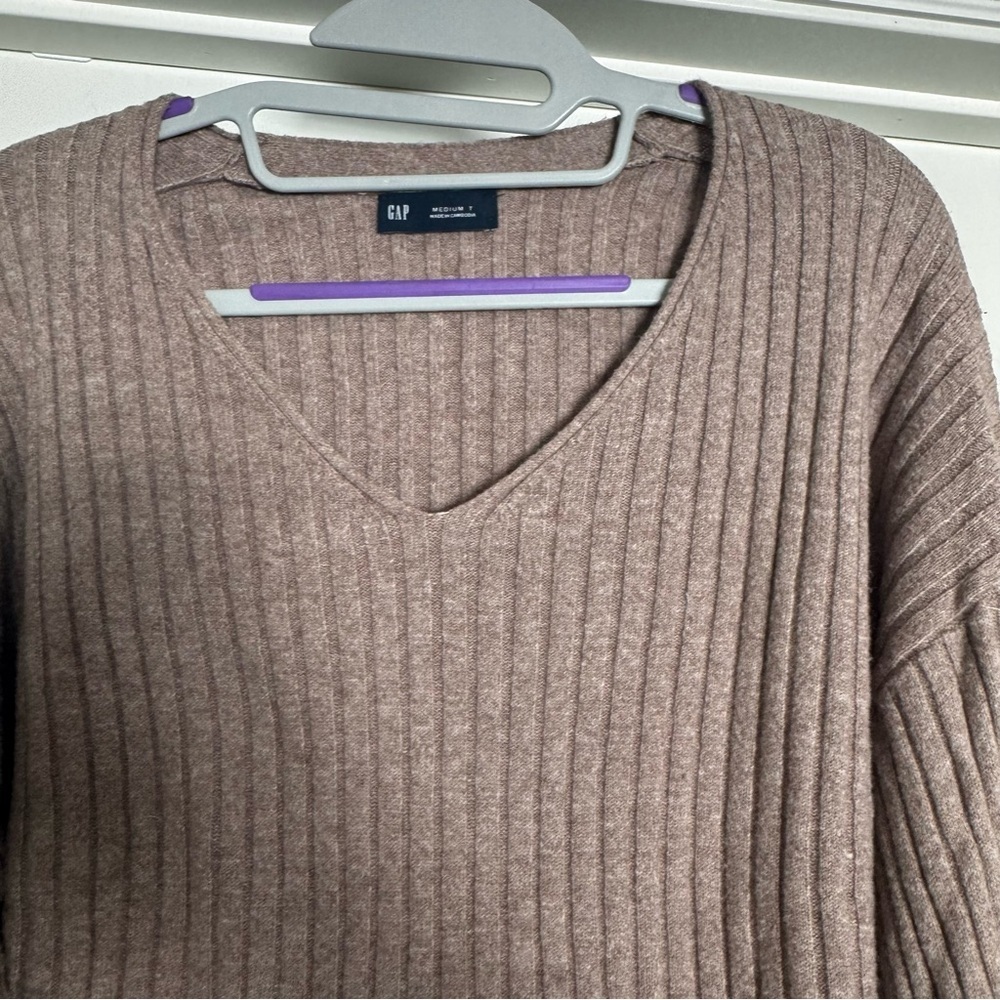 GAP Women's V-Neck Ribbed Sweater - Tan